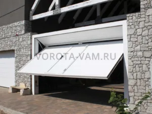 Подъемно-поворотные ворота с дверью