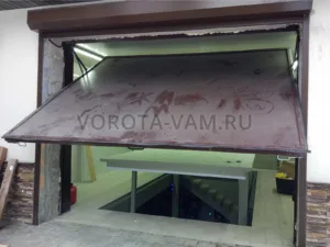 Подъемно-поворотные ворота с отделкой металлом
