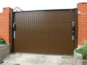Подъемно-поворотные ворота с отделкой сайдингом