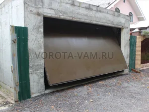 Подъемно-поворотные ворота с отделкой металлическим листом