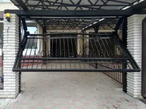 Подъемно-поворотные ворота решетка с пиками и декоративными элементами