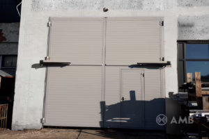 Высокие автоматические промышленные распашные ворота с калиткой