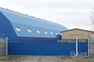 Промышленные длинные с отделкой сайдингом синего цвета