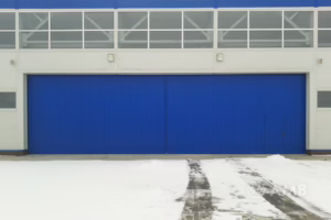 Длинные промышленные подвесные ворота с дверью