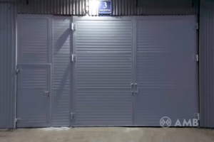 Высокие промышленные распашные ворота с калиткой