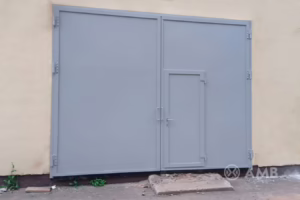 Высокие промышленные распашные ворота с калиткой