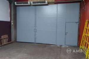 Высокие промышленные распашные ворота с калиткой