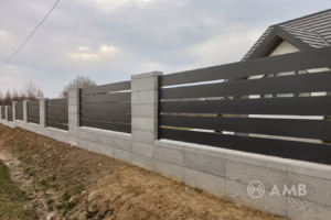 Забор ранчо с широкими планками черного цвета