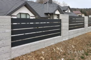 Забор ранчо с широкими ламелями черного цвета