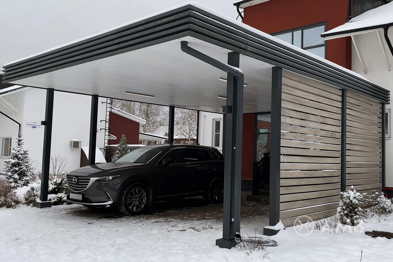Плоский навес под автомобиль с боковой стенкой из ДПК, подшивкой потолка планкеном и фризом из бруса