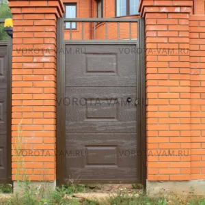 Коричневая калитка из сэндвич-панелей